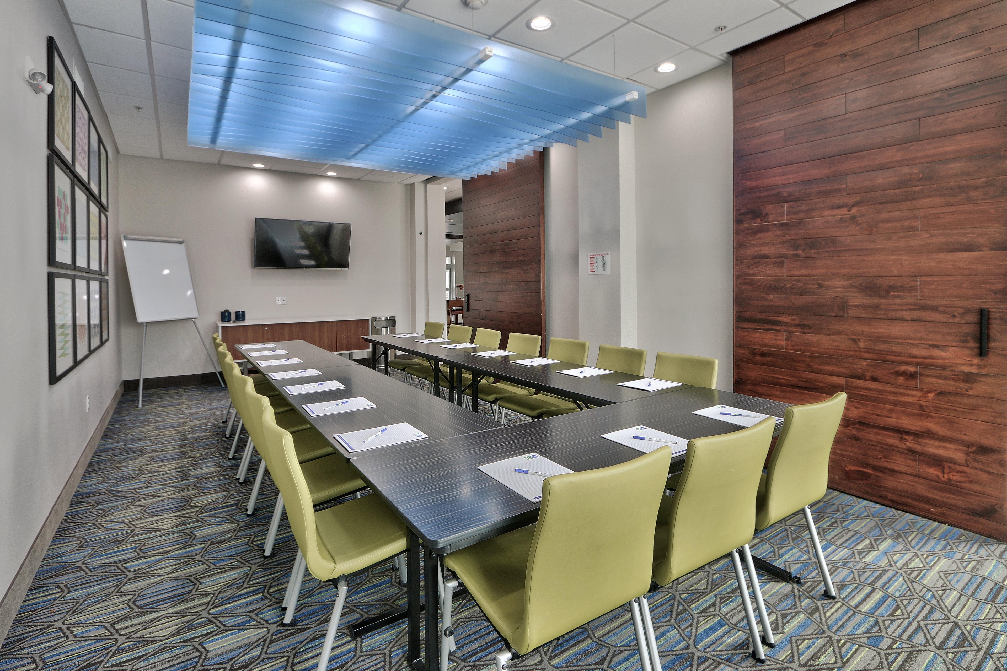 Holiday Inn Express & Suites - Houston East - Beltway 8 By Ihg Cloverleaf Exterior photo